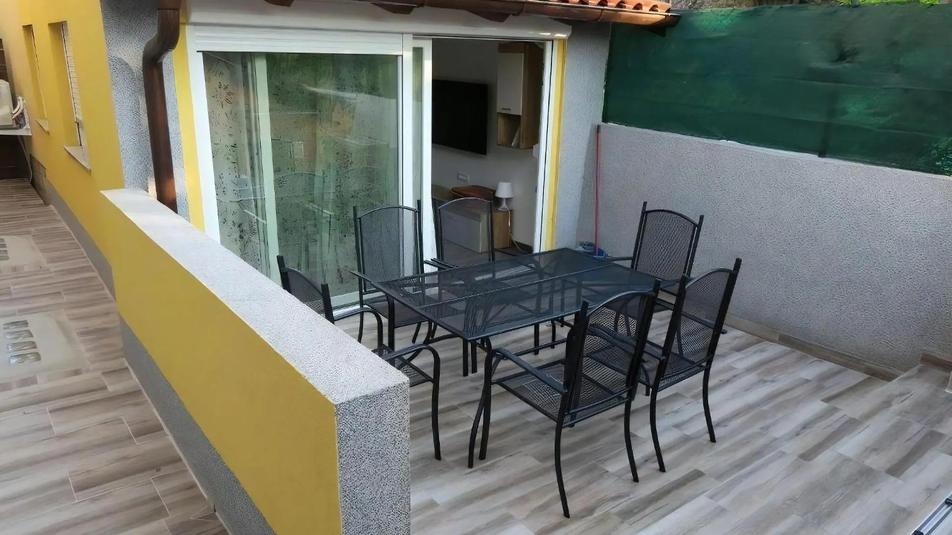 Renoviertes Ferienhaus In Baska Mit Terrasse